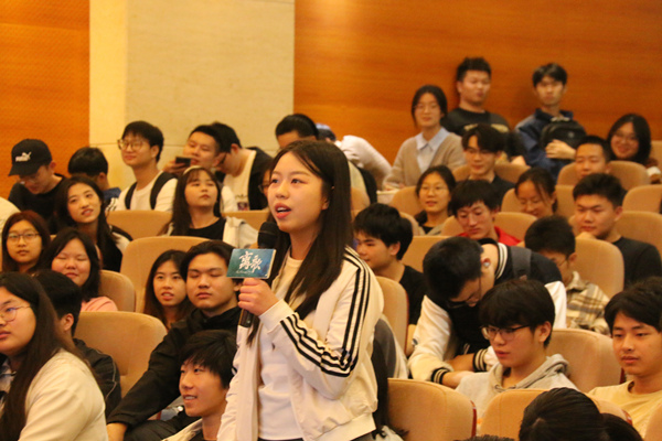 學生提問。重慶理工大學供圖