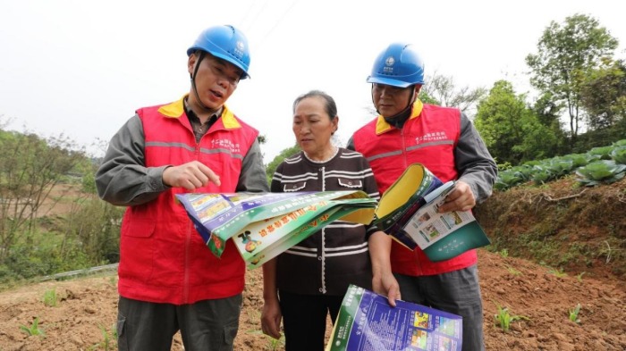 國網重慶市南供電公司員工到巴南區南彭鎮鴛鴦村張貼發放防山火宣傳資料，發動附近村民主動投入到防山火工作中。諶雅夢攝