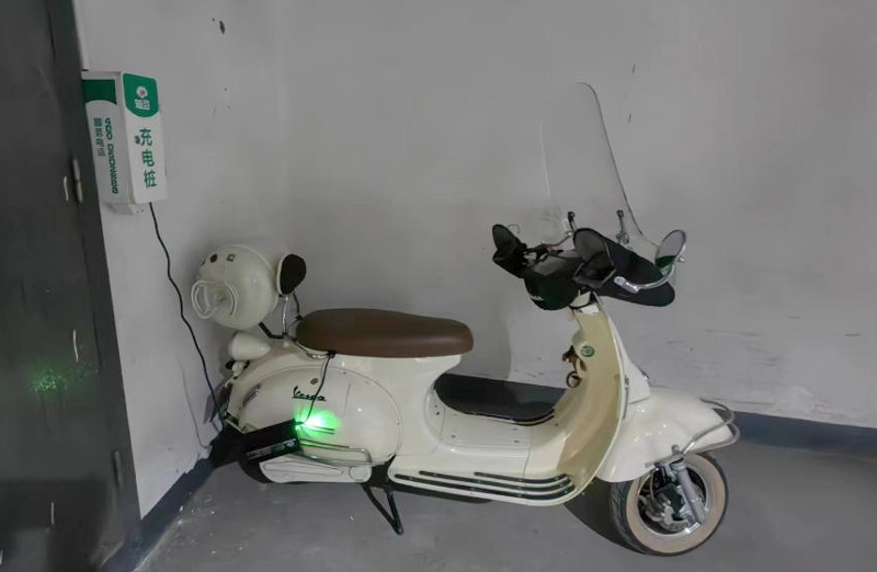 小區業主違規給電動摩托車充電。網友供圖