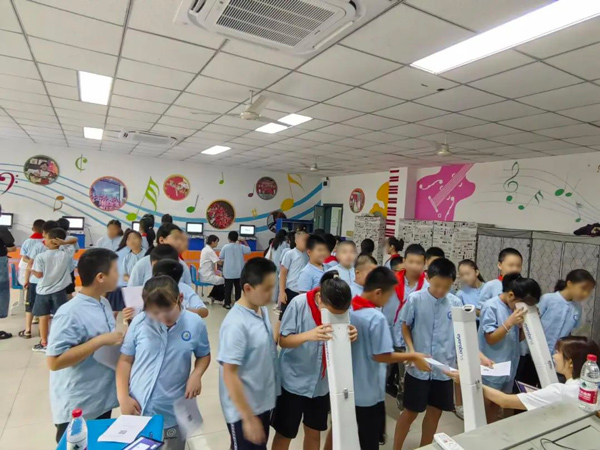 進校開展視力篩查活動。重慶何氏眼科醫院供圖