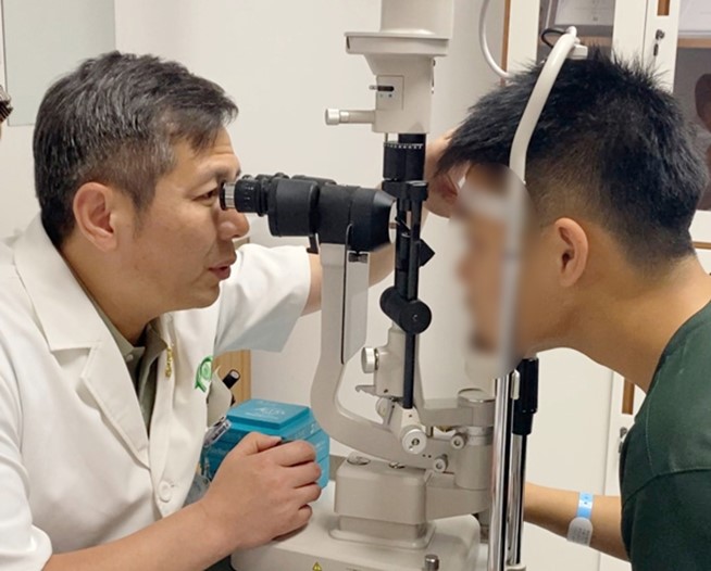 李付亮為患者做檢查。重慶何氏眼科醫院供圖