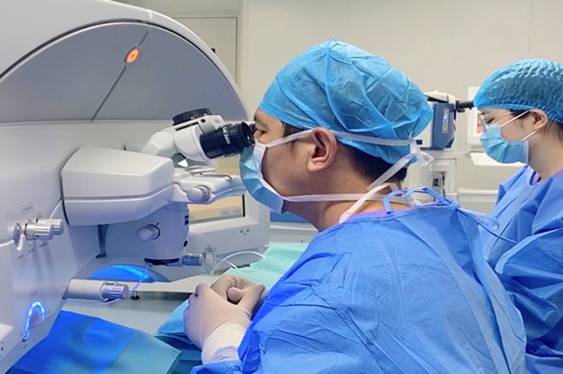 李付亮做手術中。重慶何氏眼科醫院供圖