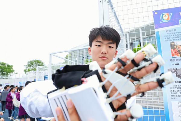 柔性手部智能康復外骨骼。南開兩江中學供圖