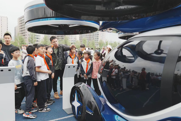 學生對“手蓄電池”驚奇不已。袁杰攝