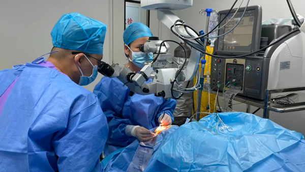 劉晨苗為患者進行手術中。重慶何氏眼科醫院供圖