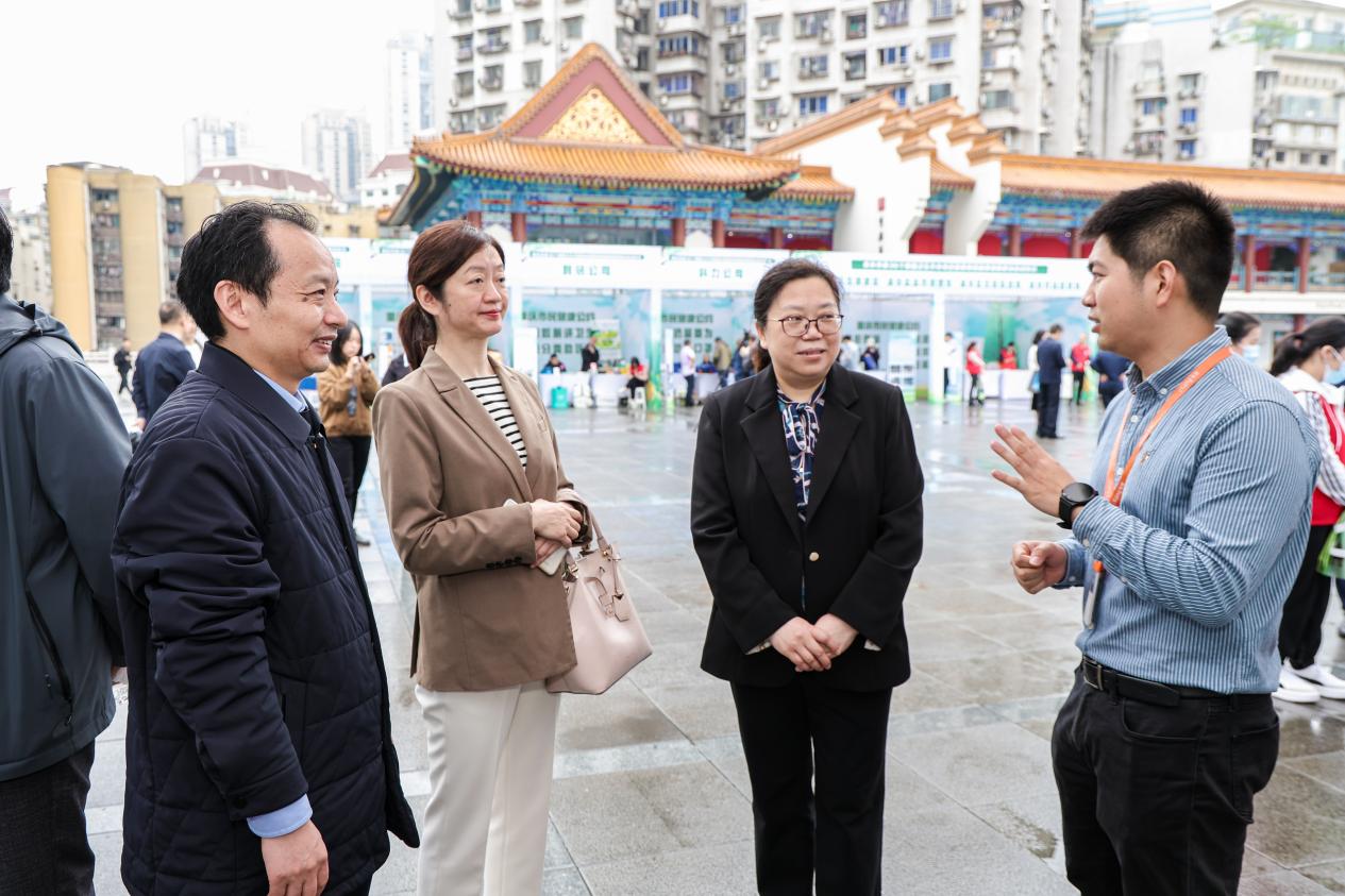 領導一行參觀愛康展臺。愛康集團重慶分公司供圖