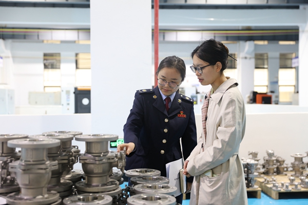 石柱縣稅務人員走進當地工業園區，了解生產情況，宣傳稅費優惠政策。唐霖銳攝