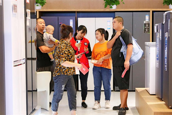 消費者正在選購家電。京東供圖