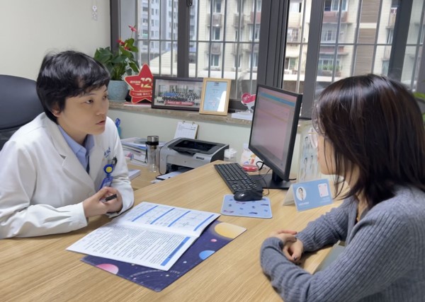 唐甜向患者介紹近視手術情況。重慶普瑞眼科醫院供圖