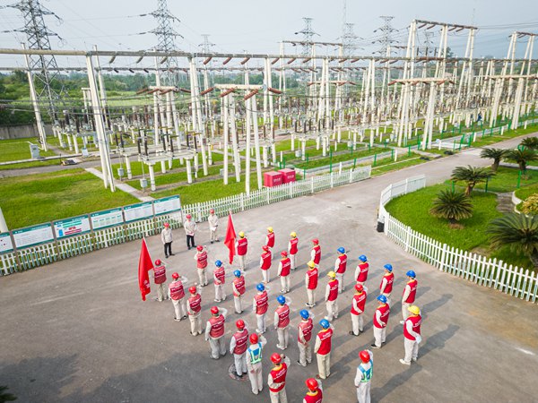 220千伏郵亭變電站集中檢修黨員突擊隊和青年突擊隊授旗儀式。國網重慶永川供電公司供圖