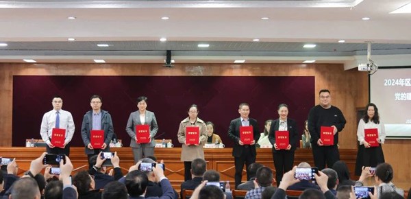 梁鴻（左一）領取證書。重慶西區醫院供圖