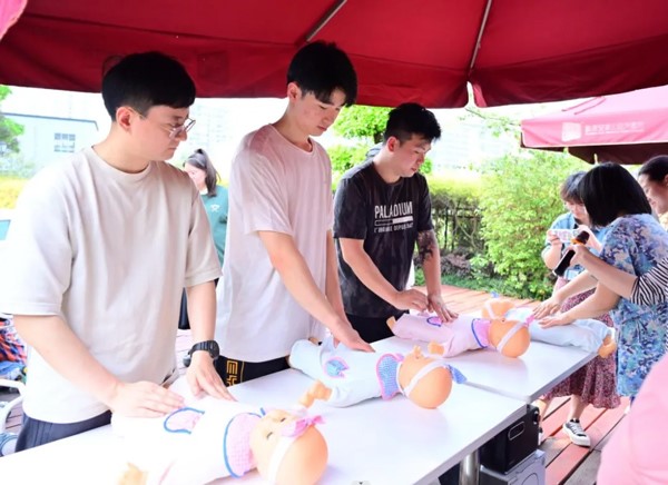 準爸爸實操現場。重慶安琪兒婦產醫院供圖