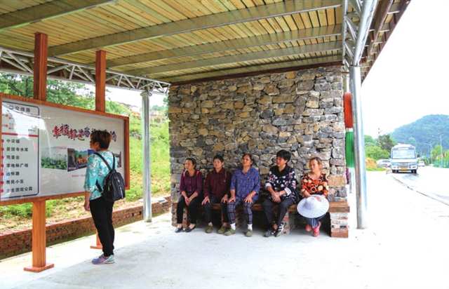 動態旅游觀光公交行駛在農村公路上