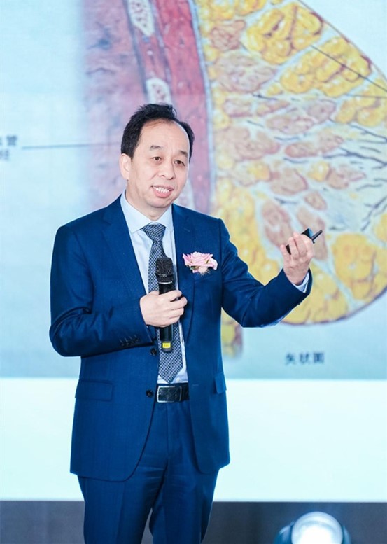 孫家明介紹“松垂乳矯正聯合假體植入”。重慶華美整形外科醫院供圖