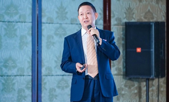 陳德法在會上做“高難度修復胸案例分享”。重慶華美整形外科醫院供圖