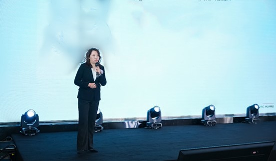 曹勇在現場做“腹壁聯合胸部整形手術分享”。重慶華美整形外科醫院供圖