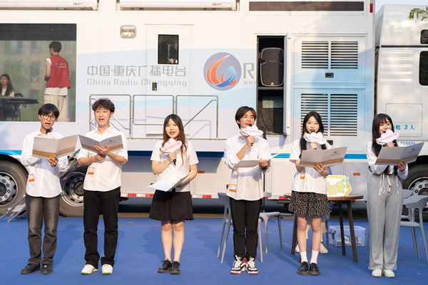 學生代表誦讀表演。重慶理工大學供圖