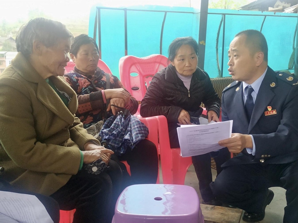 奉節縣稅務人員為鄉鎮居民講解醫保政策及繳費流程。蔡仲垚攝