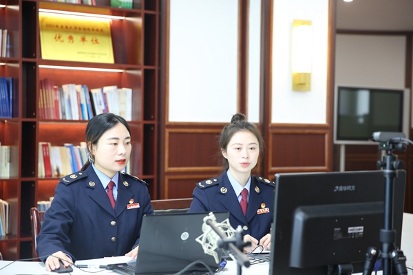 近日，重慶市武隆區稅務局開展可視答疑直播，解讀個人所得稅綜合所得匯算政策。傅婧攝