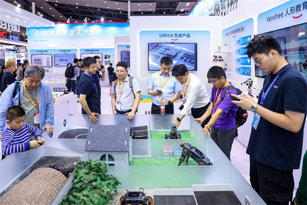 觀眾體驗多擬態人工智能教育機器人。優必選科技供圖