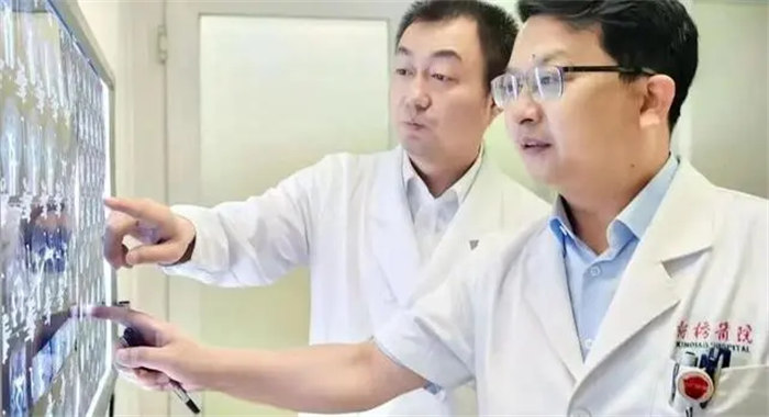 ▲新橋醫院楊清武教授（右一）。受訪單位供圖