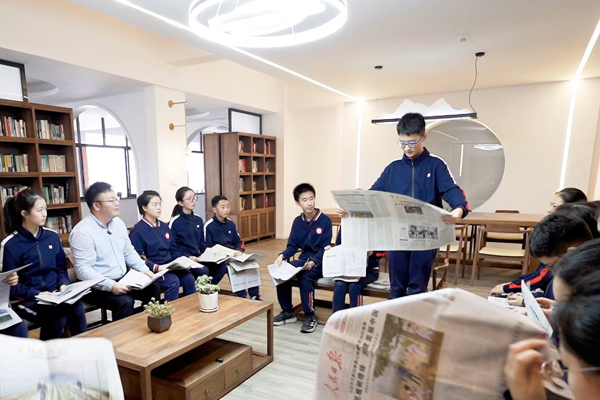 周鵲虹指導學生閱讀技巧。受訪者供圖