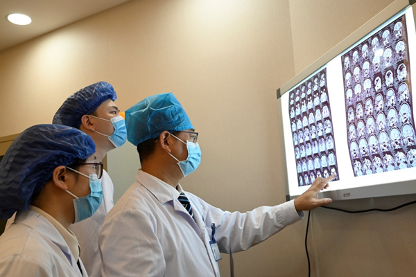 討論病情。重慶愛爾眼科醫院總院供圖