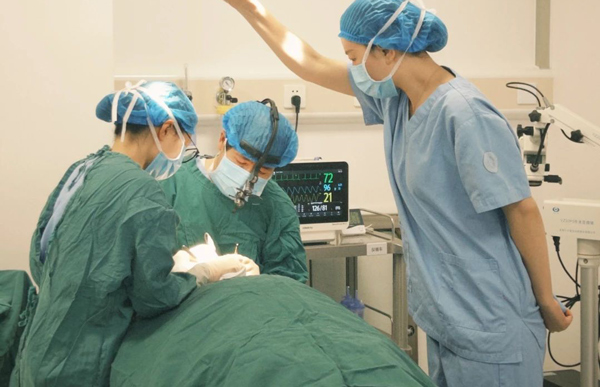 秦偉為患者主刀眼眶手術。重慶松山醫院供圖