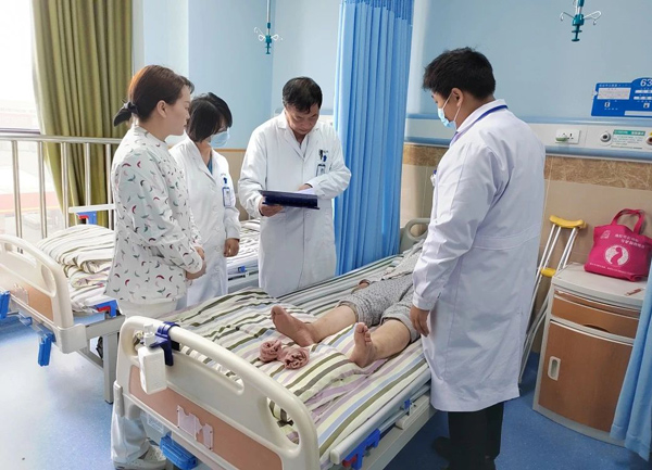 醫生查房。重慶西區醫院供圖