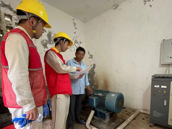 助農服務分隊例行檢查春灌設備。龍光明攝