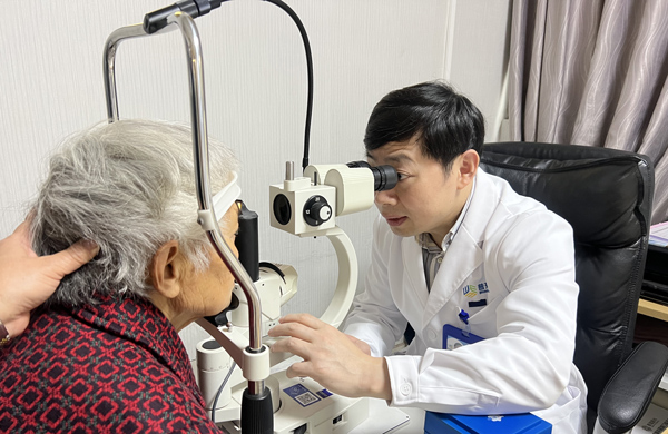 侯乒為患者看診。重慶普瑞眼科醫院供圖