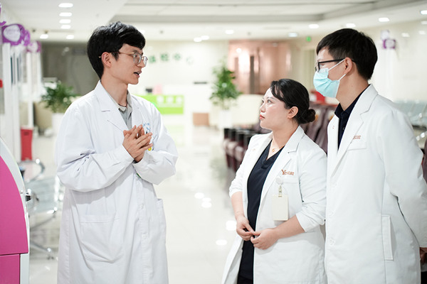 雙方醫生團隊分享了治療經驗和思路。重慶藝星醫療美容醫院供圖