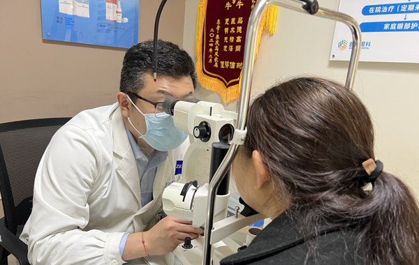劉軍奇為患者看診。重慶普瑞眼科醫院供圖