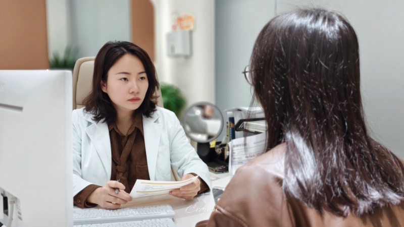 余航美為求美者面診。重慶諾美欣悅（媛頌）醫療美容供圖