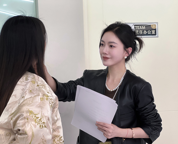 楊瓔琳為求美者面診。重慶諾美欣悅（媛頌）醫療美容供圖