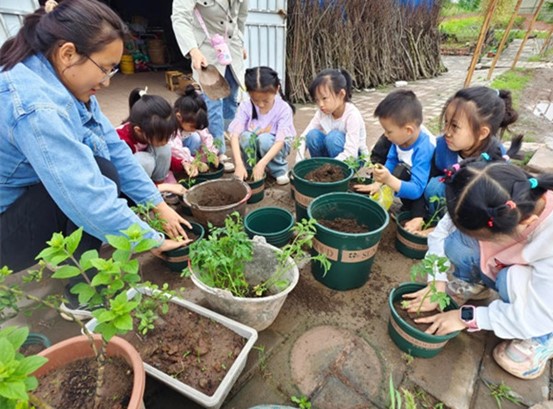小朋友參加踏青活動。重慶愛爾眼科醫院總院供圖
