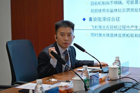 胡柯分享課題《飛秒激光在屈光白內障手術中的應用》。重慶南坪愛爾眼科醫院供圖