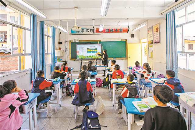 三月二十八日，石柱縣中益鄉小學，嶄新的教室內配置了教學觸摸屏一體機。記者 尹詩語 攝\視覺重慶