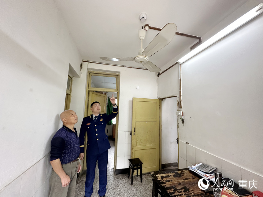 消防工作人員上門為獨居老人做防火宣傳。人民網記者 劉政寧攝