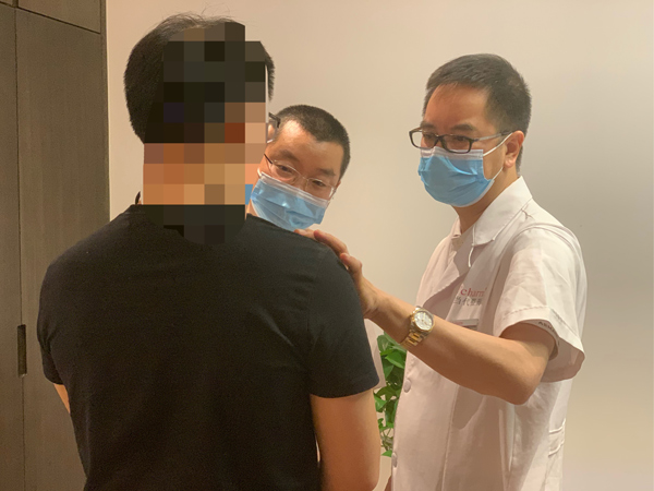 醫生為患者面診。重慶當代整形外科醫院供圖