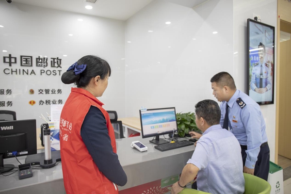 在長壽區“稅郵驛站”便民辦稅繳費點，特約監督員正在體驗發票代開、社保費繳納等電子稅務局輔導服務。萬毅攝