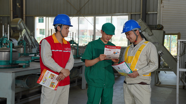 國家電網紅巖（秀山潤德）共產黨員服務隊隊員為平馬猛董聯合茶葉加工廠制茶工作人員講解安全用電知識。萬雪蓮攝