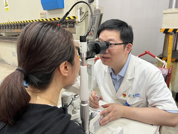 徐奎峰為環衛工人義診。重慶普瑞眼科醫院供圖