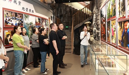 醫護人員參觀中。愛康集團重慶分公司供圖