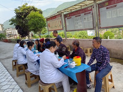 石柱村義診活動現場。愛康集團重慶分公司供圖