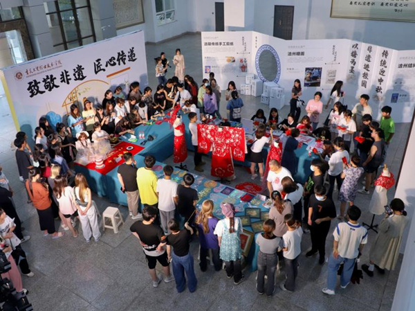 開展“非遺進校園”活動。重慶工貿職業技術學院供圖