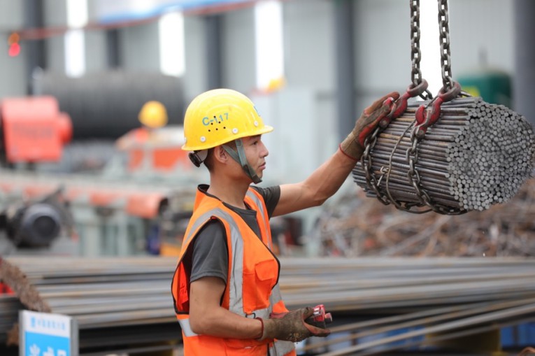 快速路三縱線項目“五一”節工人堅守崗位。中建六局供圖