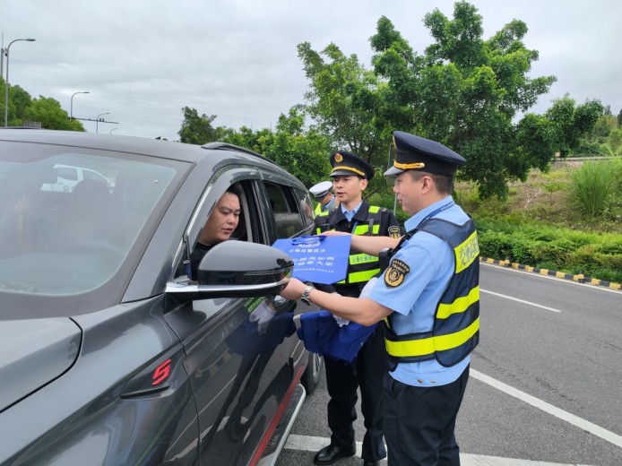 聯合執法專項行動現場。重慶市交通執法總隊高速公路第五支隊供圖