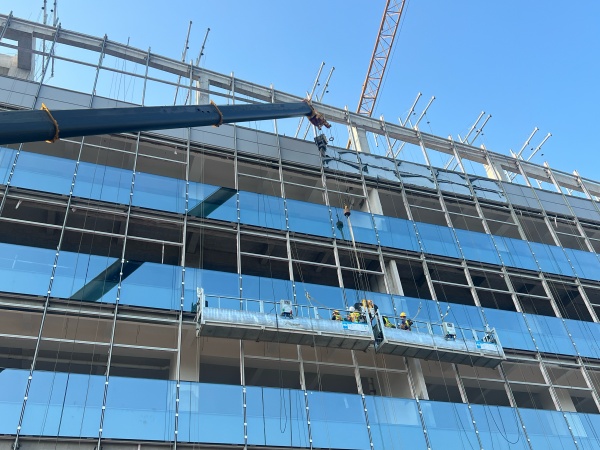 建筑工人正在進行幕墻安裝作業。中建八局供圖