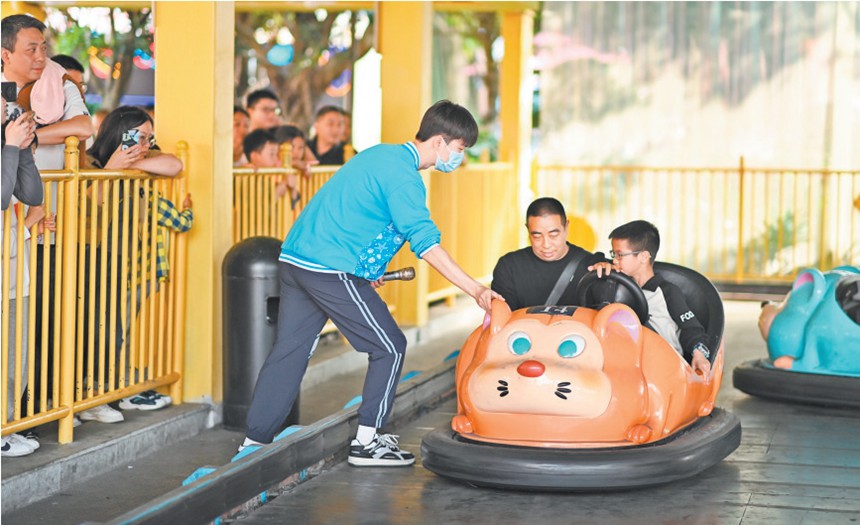 五月四日，沙坪壩區重慶融創文旅城，景區的青年工作人員做好各項服務工作。特約攝影 孫凱芳\視覺重慶